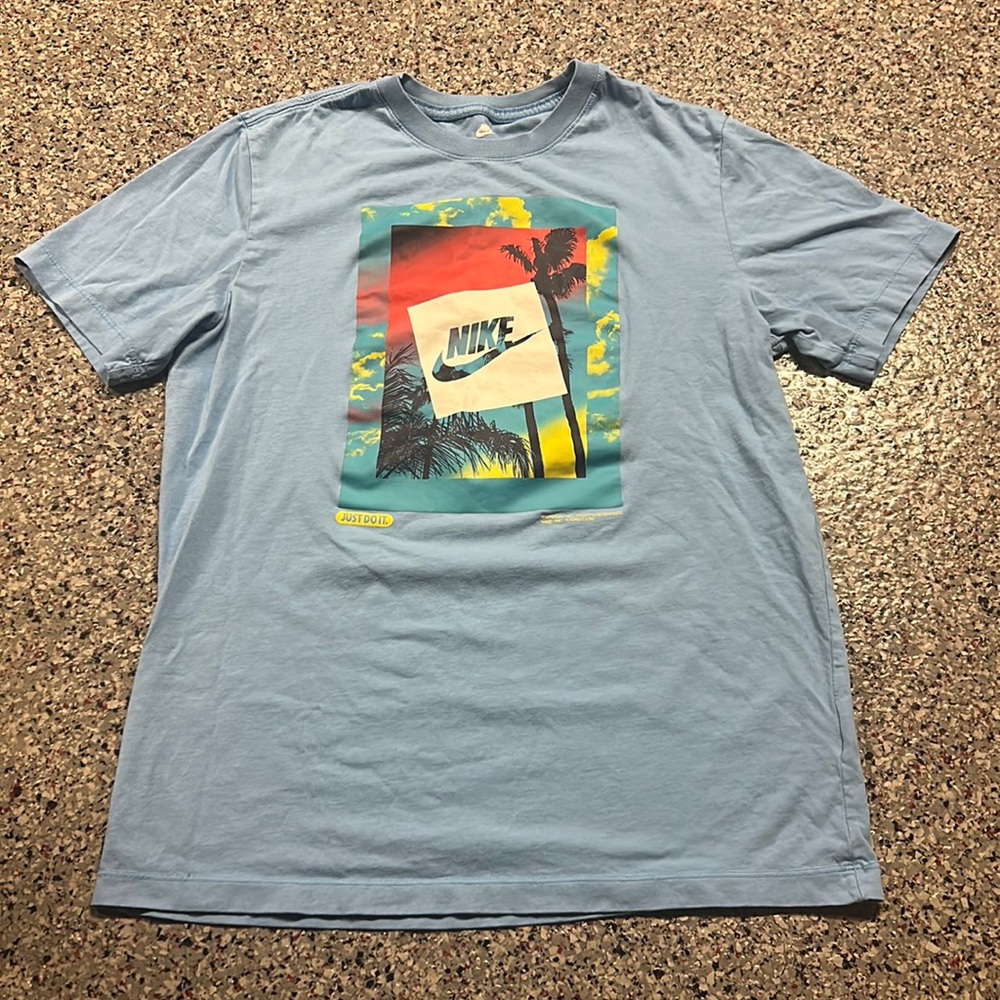 Nike tee heatwave size medium